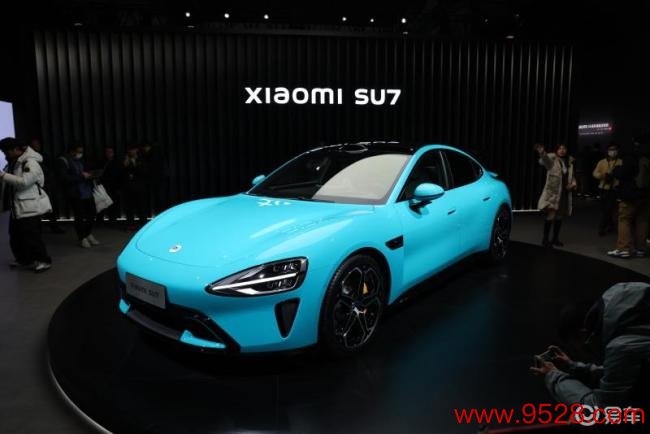 小米首款汽车SU7发布，提供三款配色
